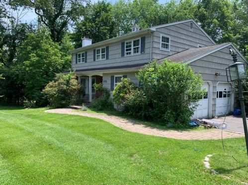 670 Andover Rd, Valley Cottage, NY 10989-1637