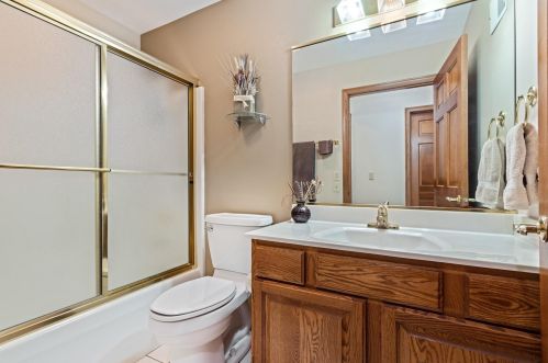 7522 Mequon Square Dr, Thiensville WI  53092-8528 exterior