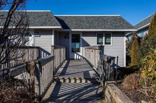 1901 Bluffs Dr, Baiting Hollow, NY 11933-1288