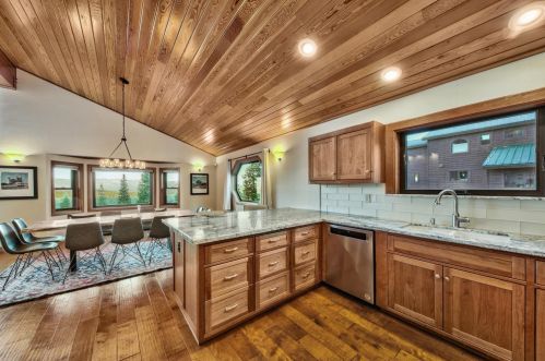 13289 Ski Slope Way, Truckee CA  96161-7082 exterior