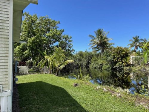 97 Isle Of Saint Thomas, Naples FL  34114-9401 exterior