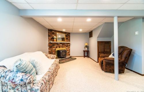 253 Oak Ridge Dr, Middletown CT  06457-1919 exterior