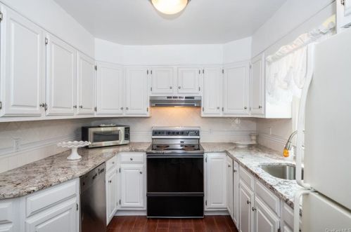 84 Chelsea St, Hawthorne, NY 10532-1732