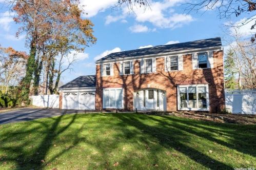 58 Granada Cir, Mount Sinai, NY 11766-2809