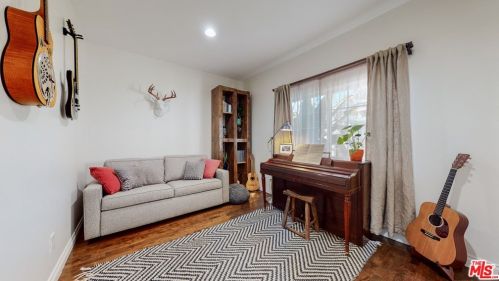 4504 Lennox Ave, Van Nuys CA 91405-4747 exterior