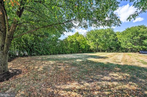 107 Dresher Wood Dr, Dresher PA 19025-1526 exterior