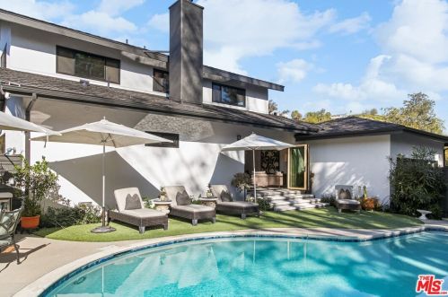 3584 Sepulveda, Van Nuys CA 91402-4305 exterior