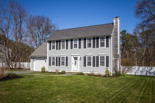 15 Carleton Dr, Mashpee, MA 02649-6207