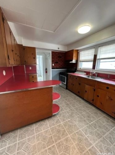 22 8th St, New Hyde Park NY  11040-4851 exterior