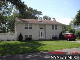 190 25th St, Copiague, NY 11726-2904