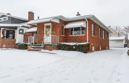 2186 Chesterland Ave, Cleveland, OH 44107-6145