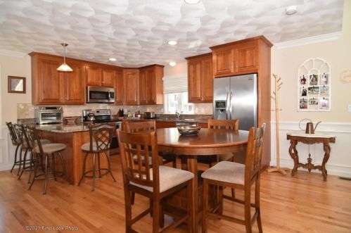 44 Boulevard Ave, Lincoln RI  02865-2108 exterior