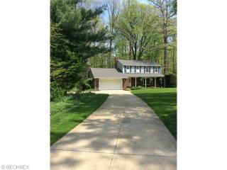 9513 Highland Dr, Cleveland, OH 44141-2729