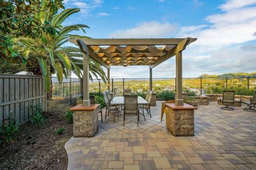 1050 Straightaway Ct, Oceanside CA  92057-1949 exterior