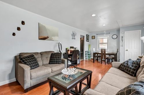 183 Booker Ave, Wheatley Heights NY  11798-4523 exterior