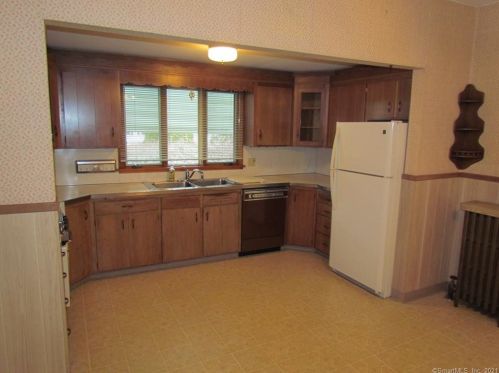 32 Denison Ave, Groton CT  06340-4415 exterior