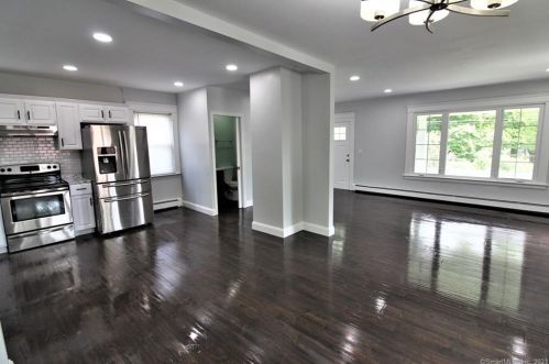 579 Cooke St, Waterbury CT  06710-1424 exterior