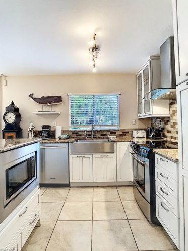 2265 Gulf Dr, Sanibel FL 33957-6122 exterior