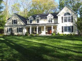 16 Willow Dr, Chester, NJ 07930-2812