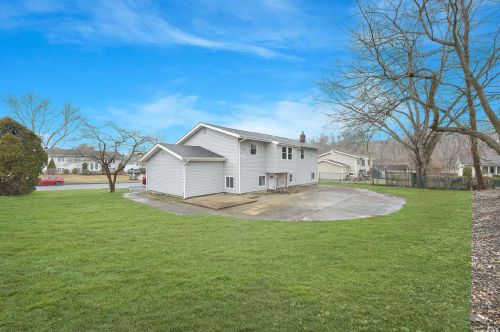 9 Brookwood Dr, Wheatley Heights NY  11798-1005 exterior