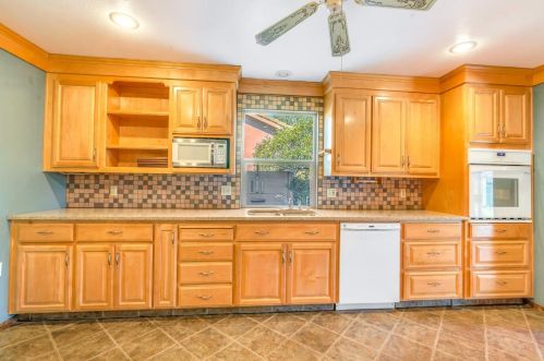 754 Meadowlark Ave, Los Banos CA  93635-3020 exterior