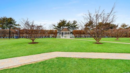 127 Cinnamon Ct, Huntington Station NY  11747-8711 exterior