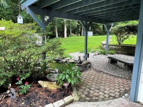 131 Pollys Ln, Uncasville CT  06382-1436 exterior