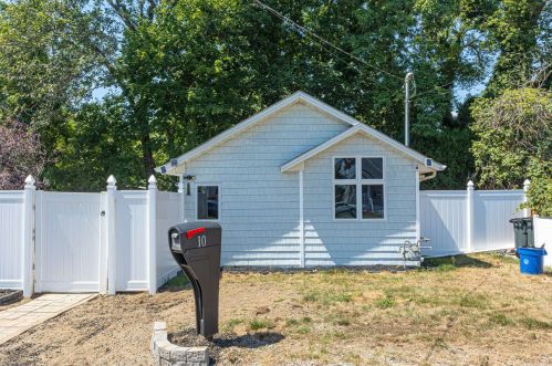 10 Woodbine Ave, Babylon, NY 11704-7815