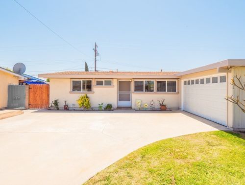 9582 Crestwood Ln, Anaheim, CA 92804-6318