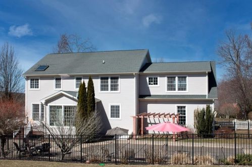 4 White Oak Ln, Quaker Hill, CT 06375-1045