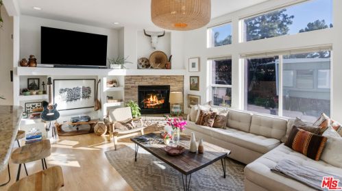 154 Navajo Ln, Topanga CA  90290-4451 exterior