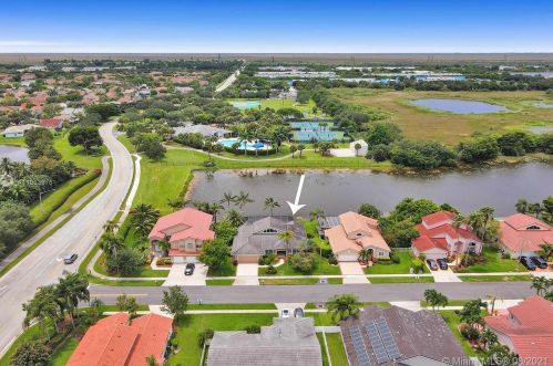 920 203rd Ave, Hollywood FL  33029-3439 exterior
