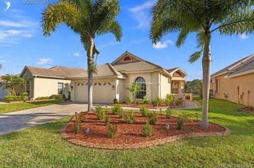 828 Lake Charles Cir, Fort Pierce, FL 34986-3418