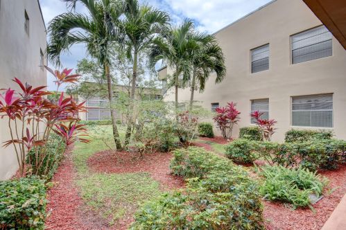 814 Normandy Q, Delray Beach FL  33484-7932 exterior