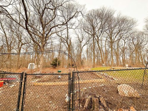 3 Josephine Ln, Northport NY  11768-2706 exterior