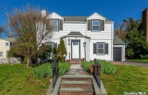 53 Hampshire Rd, Great Neck, NY 11023-1503