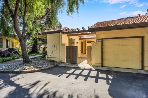 41 Fountain Grove Cir, Fairfield CA  94558-2483 exterior