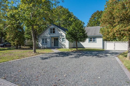 1009 Martinstein Ave, Bayshore, NY 11706-2709