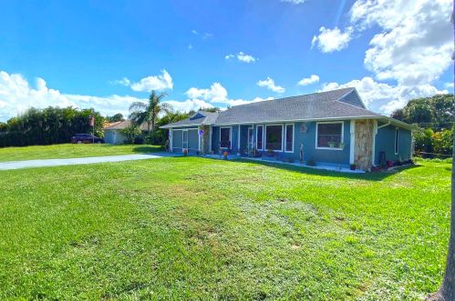 1343 Barber St, Sebastian, FL 32958-5556