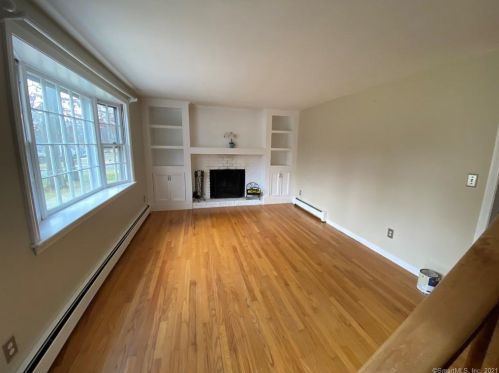 265 Redwood Rd, Manchester, CT 06040-6333