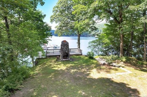 27 Bridge Rd, Upper Stepney CT  06468-2928 exterior