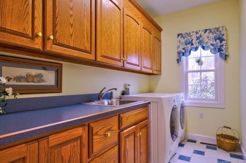 216 Watch Hill Rd, Kensington CT  06037-3657 exterior