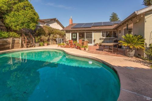 430 Willamette Dr, Vacaville CA  95688-4228 exterior