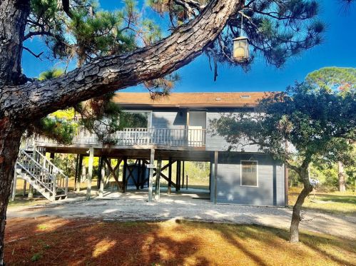 1048 Bayshore Dr, Saint George Island, FL 32328-2423