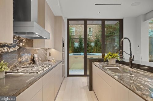 1683 34 St, Washington DC 20007-2709 exterior