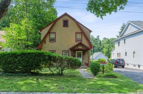 33 Van Nostrand Ave, Great Neck, NY 11024-1821