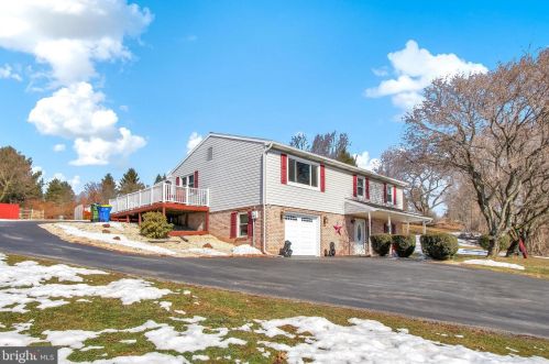2 Harrogate Dr, Hummelstown, PA 17036-9521