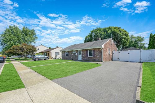 30 Jeanne Ln, Bethpage, NY 11714-6307