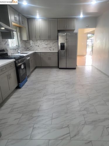 2215 88th Ave, Oakland CA  94605-3923 exterior