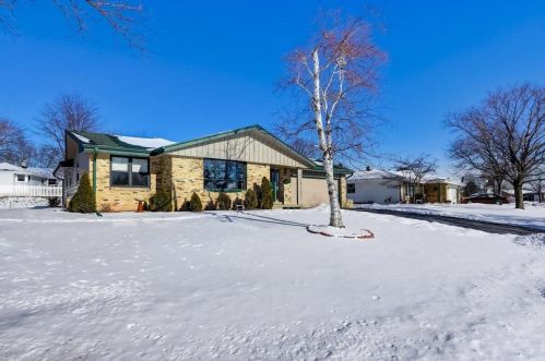 6268 Thorncrest Dr, Greendale, WI 53129-2647